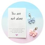 Pocket Hug Blauw roze strikje - Not alone