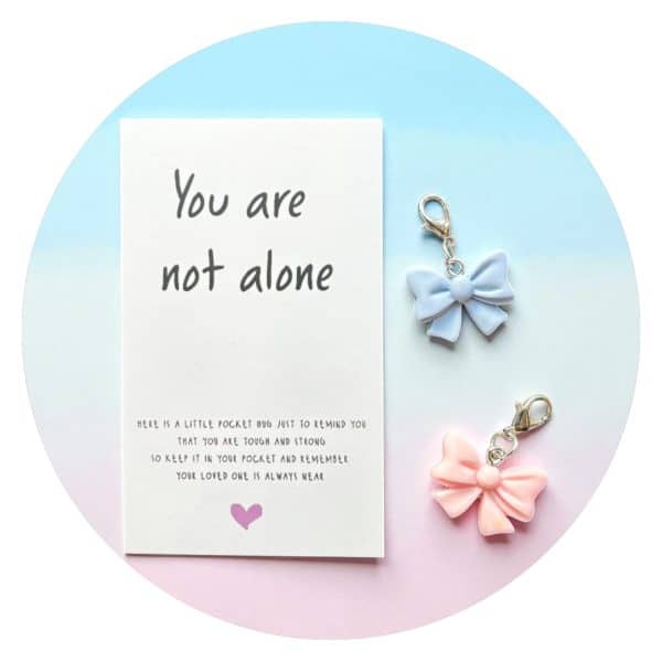 Pocket Hug Blauw roze strikje - Not alone