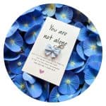 Pocket Hug Blauw roze strikje - Not alone